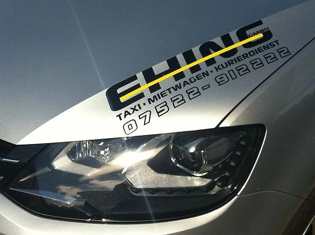 Taxi Ehing Fahrzeugdetail mit Unternehmensbeschriftung und Telefonnummer